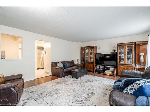 101 Strada Boulevard, St. Catharines, ON - Indoor Photo Showing Living Room