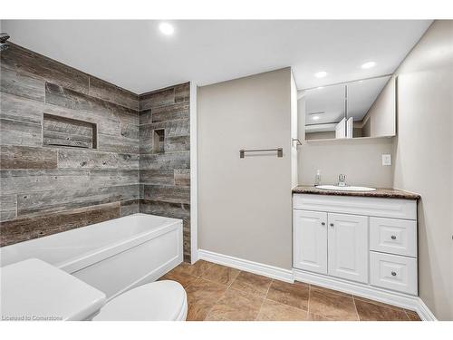 29 Lakeview Lane, Selkirk, ON - Indoor Photo Showing Bathroom