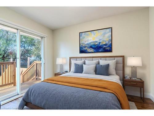 242 West 18Th Street, Hamilton, ON - Indoor Photo Showing Bedroom