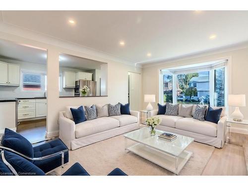 242 West 18Th Street, Hamilton, ON - Indoor Photo Showing Living Room