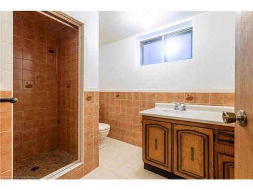 608 Stone Church Road W, Hamilton, ON - Indoor Photo Showing Bathroom