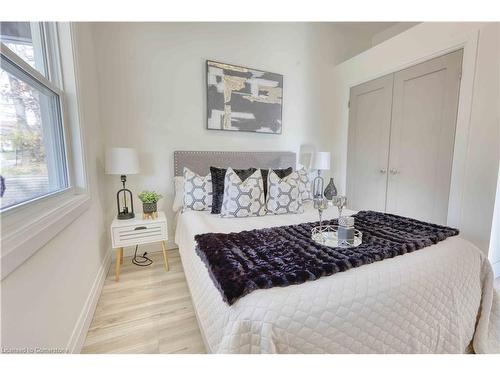 130 Clarence Street, London, ON - Indoor Photo Showing Bedroom