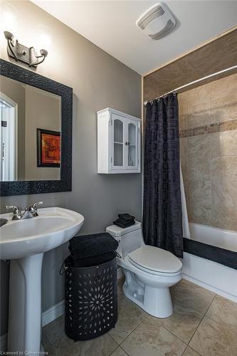 36 Mcgrath Court, Dundas, ON - Indoor Photo Showing Bathroom