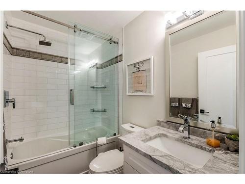 2 Aquasanta Crescent, Hamilton, ON - Indoor Photo Showing Bathroom