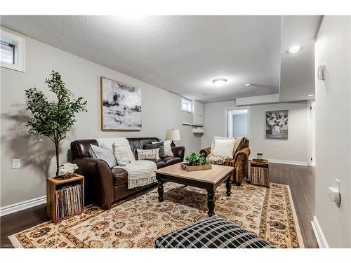 2 Aquasanta Crescent, Hamilton, ON - Indoor Photo Showing Living Room