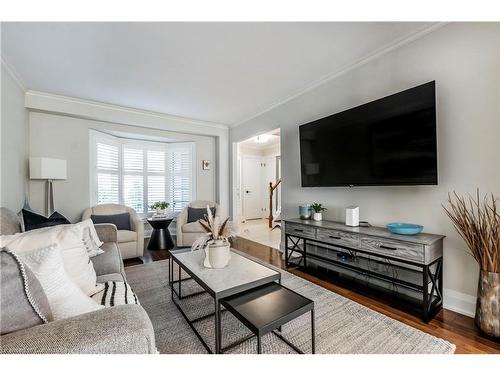 2 Aquasanta Crescent, Hamilton, ON - Indoor Photo Showing Living Room