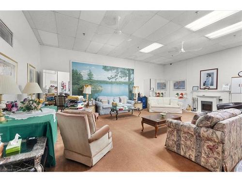 1604-1359 White Oaks Boulevard, Oakville, ON - Indoor Photo Showing Living Room