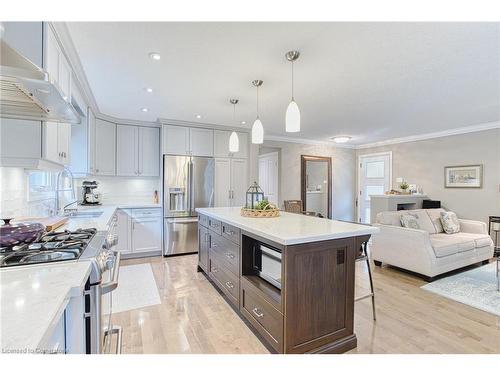 28 Ramsey Crescent, Hamilton, ON - Indoor Photo Showing Kitchen With Upgraded Kitchen