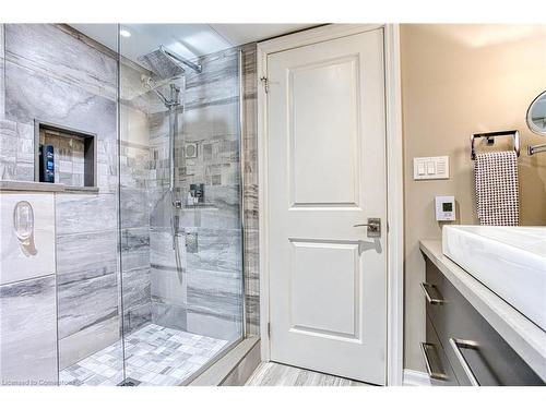 28 Ramsey Crescent, Hamilton, ON - Indoor Photo Showing Bathroom