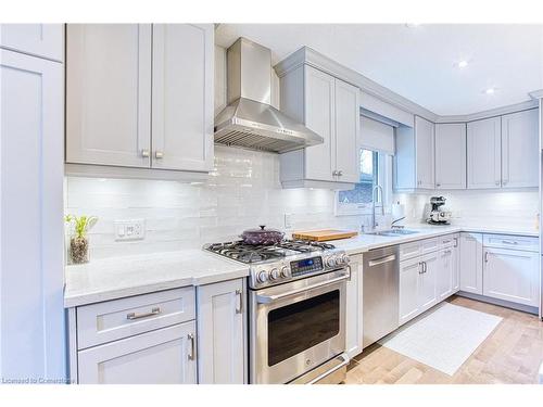 28 Ramsey Crescent, Hamilton, ON - Indoor Photo Showing Kitchen With Upgraded Kitchen