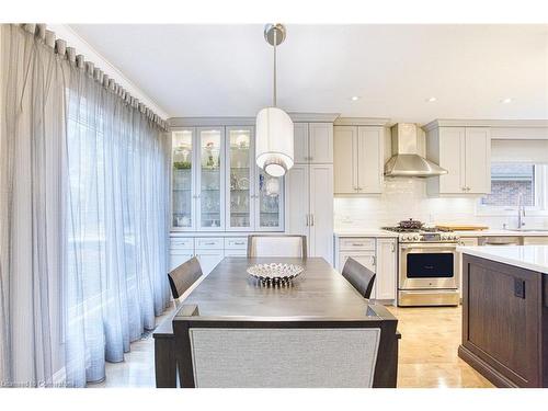 28 Ramsey Crescent, Hamilton, ON - Indoor Photo Showing Kitchen With Double Sink With Upgraded Kitchen