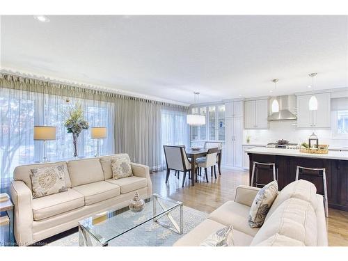 28 Ramsey Crescent, Hamilton, ON - Indoor Photo Showing Living Room