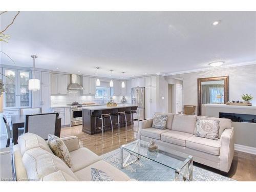 28 Ramsey Crescent, Hamilton, ON - Indoor Photo Showing Living Room