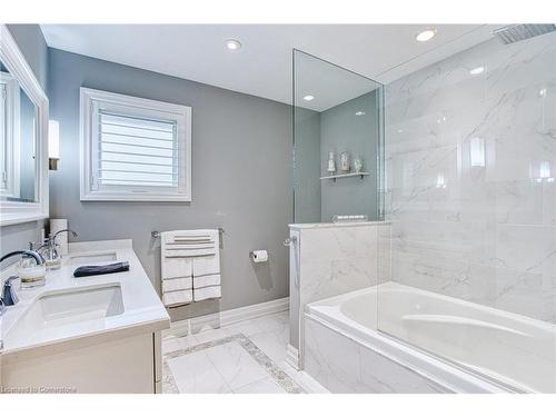 28 Ramsey Crescent, Hamilton, ON - Indoor Photo Showing Bathroom