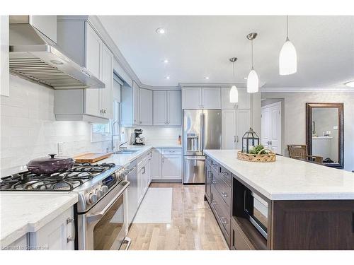 28 Ramsey Crescent, Hamilton, ON - Indoor Photo Showing Kitchen With Upgraded Kitchen