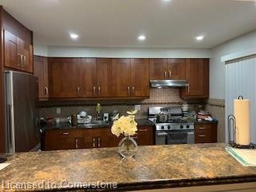 34 Kline Court, Brampton, ON - Indoor Photo Showing Kitchen