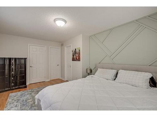 59-1169 Dorval Drive, Oakville, ON - Indoor Photo Showing Bedroom