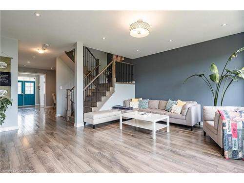 8445 Sweet Chestnut Drive, Niagara Falls, ON - Indoor Photo Showing Living Room