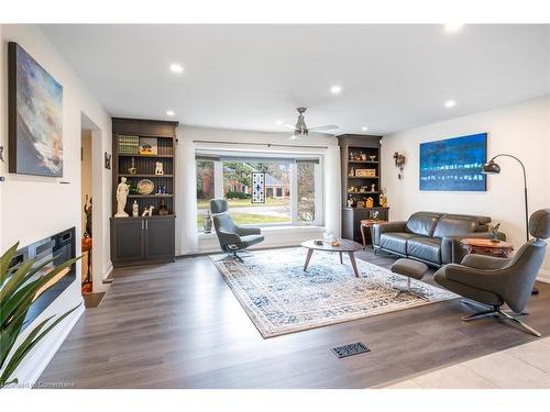 5 Lower Canada Drive, Niagara-On-The-Lake, ON - Indoor Photo Showing Living Room