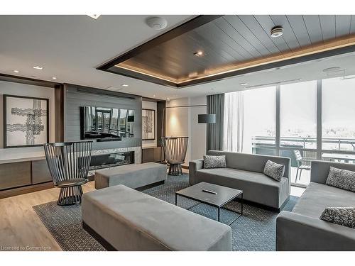 203-2025 Maria Street, Burlington, ON - Indoor Photo Showing Living Room