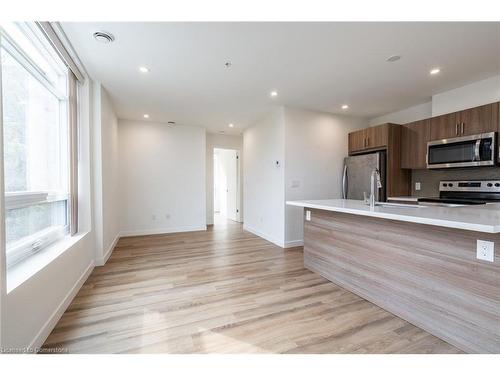 308-467 Charlton Avenue E, Hamilton, ON - Indoor Photo Showing Kitchen