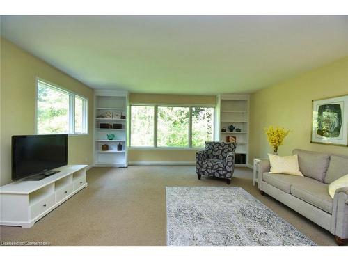 1282 Governors Road, Dundas, ON - Indoor Photo Showing Living Room