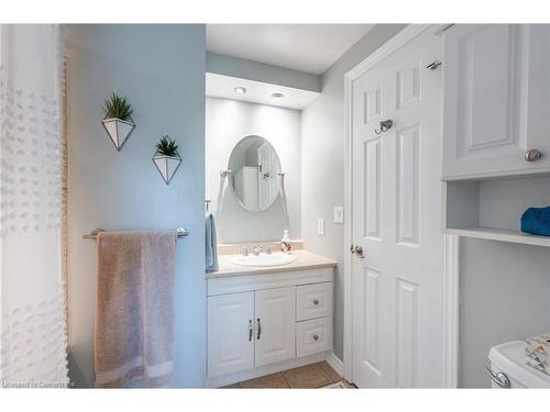 2259 Leominster Drive, Burlington, ON - Indoor Photo Showing Bathroom