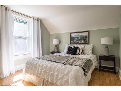 5 Rowanwood Avenue, Dundas, ON - Indoor Photo Showing Bedroom