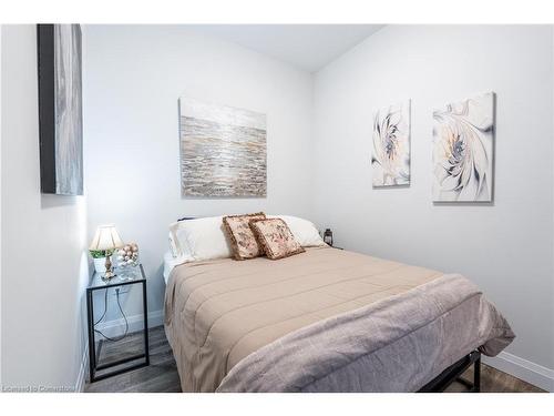 102-1 Redfern Avenue, Hamilton, ON - Indoor Photo Showing Bedroom