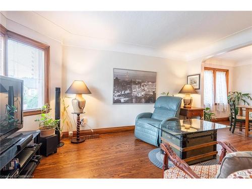 11 Wesanford Place, Hamilton, ON - Indoor Photo Showing Living Room