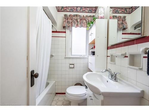 11 Wesanford Place, Hamilton, ON - Indoor Photo Showing Bathroom