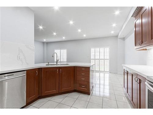 7 Connell Crescent, Hamilton, ON - Indoor Photo Showing Kitchen