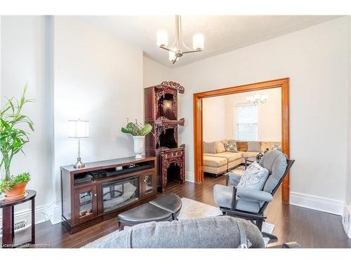 21 Oxford Street, Hamilton, ON - Indoor Photo Showing Living Room