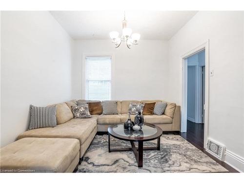 21 Oxford Street, Hamilton, ON - Indoor Photo Showing Living Room