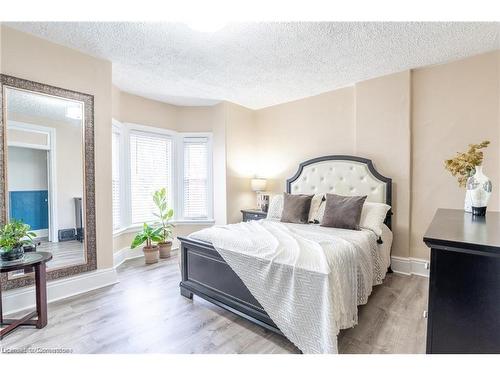 21 Oxford Street, Hamilton, ON - Indoor Photo Showing Kitchen With Double Sink