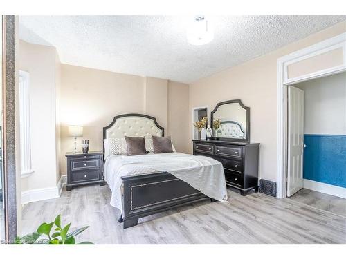 21 Oxford Street, Hamilton, ON - Indoor Photo Showing Bedroom