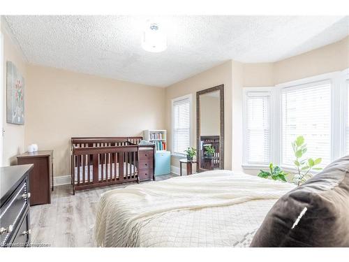 21 Oxford Street, Hamilton, ON - Indoor Photo Showing Bedroom