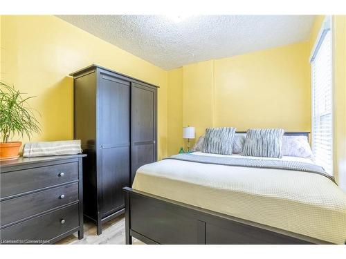 21 Oxford Street, Hamilton, ON - Indoor Photo Showing Bedroom