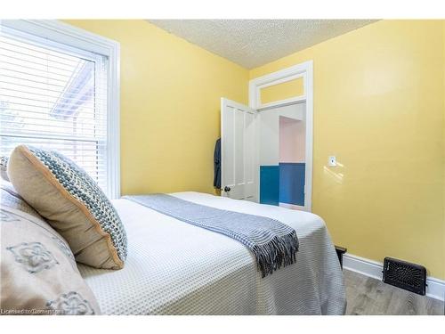 21 Oxford Street, Hamilton, ON - Indoor Photo Showing Bedroom