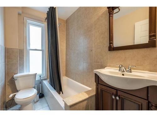 21 Oxford Street, Hamilton, ON - Indoor Photo Showing Bathroom