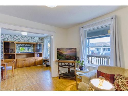 39 Tuxedo Avenue N, Hamilton, ON - Indoor Photo Showing Living Room