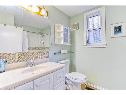 39 Tuxedo Avenue N, Hamilton, ON - Indoor Photo Showing Bathroom