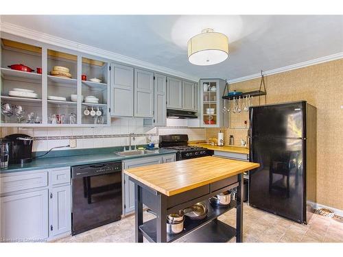 39 Tuxedo Avenue N, Hamilton, ON - Indoor Photo Showing Kitchen