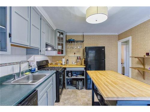 39 Tuxedo Avenue N, Hamilton, ON - Indoor Photo Showing Kitchen