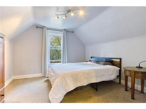 39 Tuxedo Avenue N, Hamilton, ON - Indoor Photo Showing Bedroom