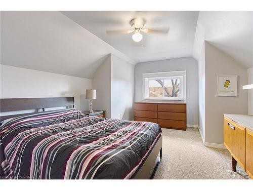 39 Tuxedo Avenue N, Hamilton, ON - Indoor Photo Showing Bedroom