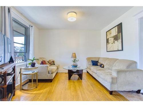 39 Tuxedo Avenue N, Hamilton, ON - Indoor Photo Showing Living Room