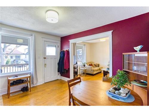 39 Tuxedo Avenue N, Hamilton, ON - Indoor Photo Showing Living Room