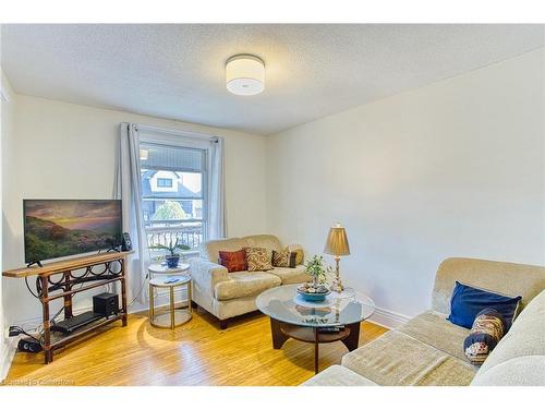 39 Tuxedo Avenue N, Hamilton, ON - Indoor Photo Showing Living Room