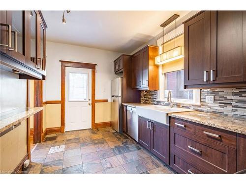 26 Ontario Avenue, Hamilton, ON - Indoor Photo Showing Kitchen